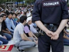 Полиция и мусульмане. Фото: Qha.com.ua