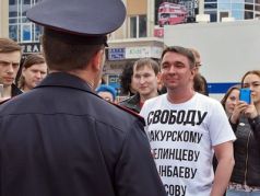 Иван Финогенов и полиция. Фото: Александр Воронин, Каспаров.Ru
