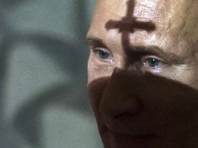 Путин и крест. Фото: delfi.lt