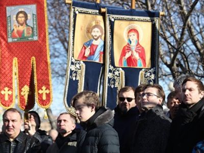 Безруков и другие артисты на молебне за храм. Фото: Сергей Попов, Каспаров.Ru