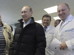 Бизнесмен Евгений Пригожин (справа) улыбается, показывая президенту России Владимиру Путину свою фабрику, которая производит школьные обеды в пригороде Санкт-Петербурга. Фото: AP