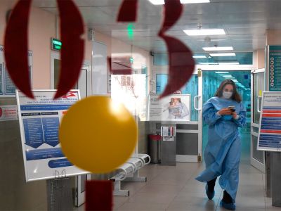 Посетитель больницы No 15 им. Филатова. Фото: Кирилл Каллиников / РИА Новости Посетитель больницы No 15 им. Филатова. Фото: Кирилл Каллиников / РИА Новости