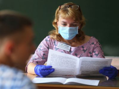 Учитель в маске. Фото: Владимир Смирнов/ТАСС
