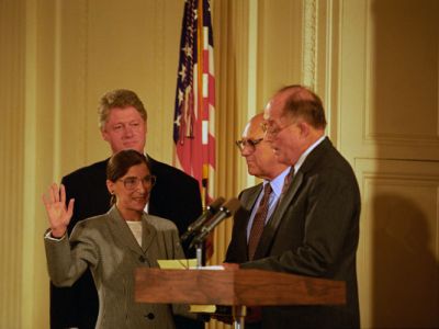 Рут Бейдер Гинзбург приносит присягу члена Верховного суда США, 1993. Фото: prologue.blogs.archives.gov