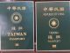 Новая и старая обложки тайваньских паспортов. Фото: www.facebook.com/vasily.golovnin