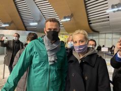 Алексей и Юлия Навальные в аэропорту. Фото: Mstyslav Chernov / Associated Press