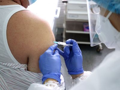 Вакцинация от коронавируса пациента в городской поликлинике №4 в Волгограде. Фото: Кирилл Брага / РИА Новости