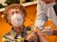 Вакцинация от COVID-19 в доме престарелых в Келне, Германия. Фото: Martin Meissner / AP