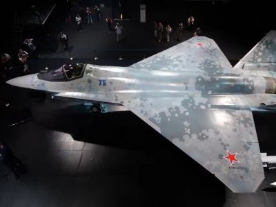 Проект самолета Су-75 "Сheckmate" на авиасалоне МАКС-2021. Фото: newizv.ru