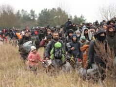 Нелегальные мигранты покидают район противостояния. Фото: news.zerkalo.io