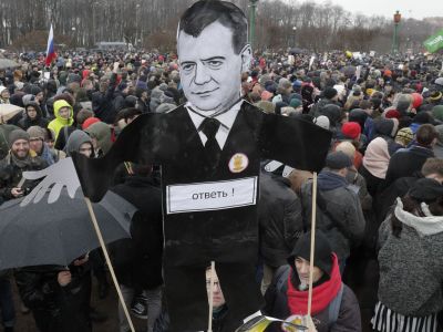 Картонный плакат с изображением Дмитрия Медведева на Марсовом поле в Санкт-Петербурге, 26.0317. Фото: Dmitri Lovetsky / AP Photo