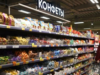 Женщина выбирает конфеты в одном из магазинов сети "Пятерочка" в Москве. Фото: Павел Бедняков / РИА Новости