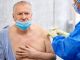 Владимир Жириновский делает прививку от коронавируса. Фото: lenta.ru