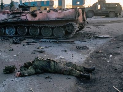 Тело убитого солдата. Фото: Reuters