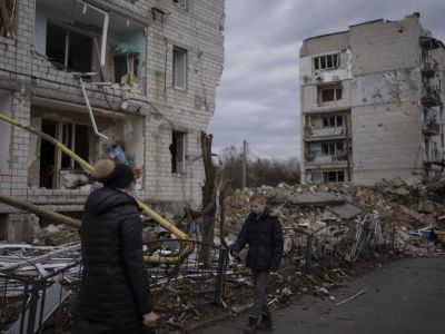 Мальчик ищет свою кошку возле разрушенного жилого дома в Бородянке, Украина, 9 апреля 2022 года. Фото: Petros Giannakouris / AP Photo