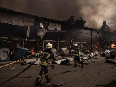 Пожар на складе после бомбардировки Харькова Фото: Felipe Dana / AP / Scanpix / LETA