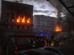 Аварийные службы работают в районе после взрыва в Киеве 28 апреля 2022 года. Фото: Emilio Morenatti / ap