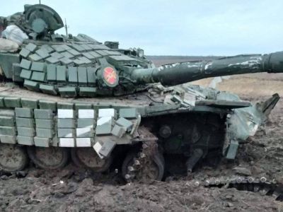 Разбитый российский танк. Фото: t.me/rosanticenter