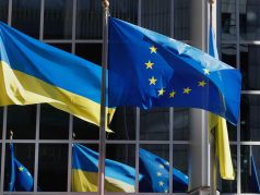 Флаги Украины и Евросоюза. Фото: Stephanie Lecocq / EPA / ТАСС