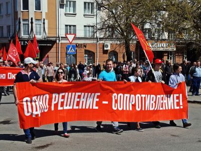 Коммунисты с плакатом "Одно решение — сопротивление" . Фото: Александр Воронин, Каспаров.Ru