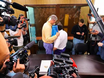 Владимир Мау в суде (в белой рубашке). Фото: Виталий Смольников / ТАСС