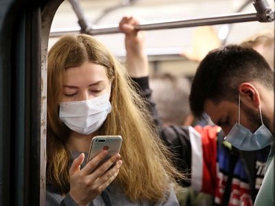 Люди в защитных масках в московском метро. Фото: Владимир Гердо/ТАСС