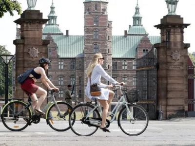 Велосипедисты в Королевском саду в Копенгагене. Фото: Григорий Дукор / ТАСС