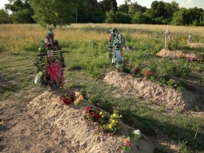 Могилы убитых жителей села Андреевка в Киевской области. Фото: Важные истории