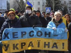 Митинг в Херсоне против оккупации города российскими военными, март 2022 год. Фото: AP