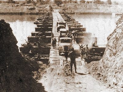 Война Судного дня; египетские войска пересекают Суэцкий канал, 6.10.1973. Фото: ru.wikipedia.org
