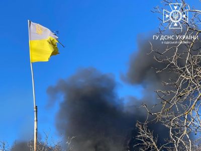 Флаг Украины на месте падения ракеты в Одесской области, 29.12.22. Фото: ГСЧС по Одесской области