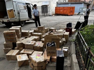 "Газель" и коробки с наличкой, найденные у офиса Пригожина в Петербурге. Фото: t.me/RuslanSokolovsky "Газель" и коробки с наличкой, найденные у офиса Пригожина в Петербурге. Фото: t.me/RuslanSokolovsky