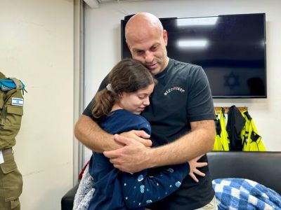 13-летняя Хила Ротем-Шошани — одна из 13 освобожденных вечером в субботу израильских заложников – встречается с членом семьи после освобождения. Фото: Reuters