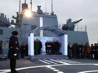 Владимир Путин на церемонии подъема флага на поступающих в состав ВМФ кораблях, 25.12.23. Фото: kremlin.ru
