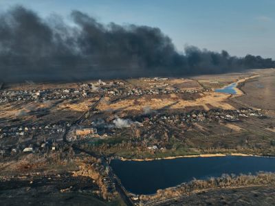 Дым, поднимающийся с Авдеевского коксохимического завода за деревней Ласточкино, после обстрела 15 февраля 2024 года. Фото: Kostiantyn Liberov / Libkos / Getty Images