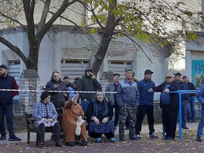 Местные жители у жилого дома в Черкесске, где произошел взрыв. Фото: Халимат Эбзеева/ТАСС