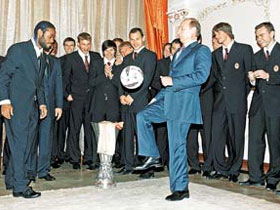 Владимир Путин играет в футбол.  Вото КП.