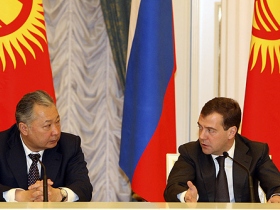 Дмитрий Медведев и Курманбек Бакиев. Фото: http://bakiev.blogs.akipress.org