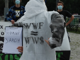 Акия протеста зоозащитников: "WWF = WW$". Фото Каспарова.Ru
