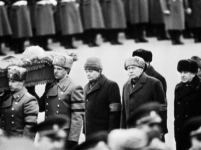 Горбачев, Громыко, Тихонов на похоронах Черненко, 13.3.1985. Источник - http://www.forbes.ru/