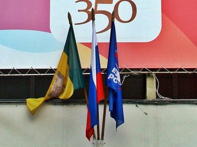 Флаги у входа в мэрию Пензы. Фото: Виктор Шамаев, Каспаров.Ru