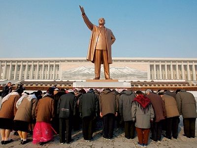 Северная Корея. поклонение памятнику Ким Ир Сену. Фото: maximonline.ru