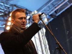 Навальный на сцене. Фото: kurer-sreda.ru