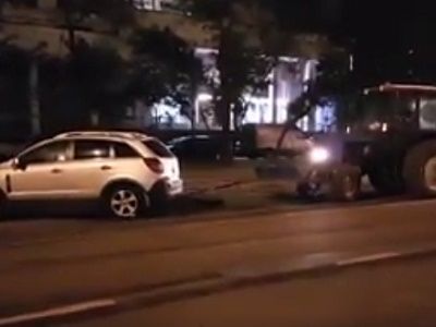 Перепарковка машин трактором. Фото: скриншот видео facebook.com/avto.Moscow Перепарковка машин трактором. Фото: скриншот видео facebook.com/avto.Moscow