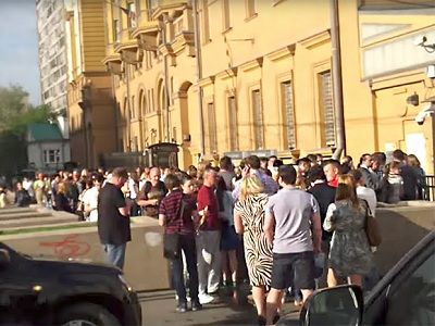 Очередь за визами у посольства США. Фото: скриншот видео YouTube/Victor Maybach Очередь за визами у посольства США. Фото: скриншот видео YouTube/Victor Maybach