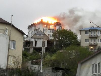 Пожар в пятиэтажном доме в Сочи. Фото: M24.ru