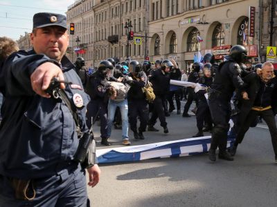 Задержания и аресты участников демонстрации 1 мая 2019 в Санкт-Петербурге. Фото: Igor Russak / REUTERS