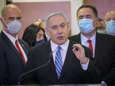 Премьер-министр Биньямин Нетаньяху в окружении законодателей Ликуда дает телевизионное заявление перед началом судебного процесса по делу о коррупции в окружном суде Иерусалима 24 мая 2020 года. Фото: Yonatan Sindel/Flash90
