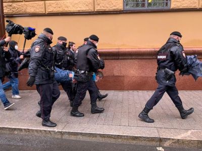 Задержания у здания МВД на Петровке, 38. Фото: Юлия Минеева / "Новая газета"