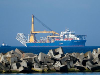 Российское краново-монтажное трубоукладочное судно (КМТУС) "Академик Черский" в акватории Калининграда. Фото: Михаил Голенков / РИА Новости